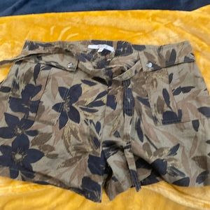 Guess 100% Linen Green Tropical Floral High Waist Utility Shorts. Size XL. NWOT